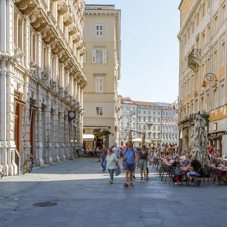 Vista Mozzafiato Su Piazza Unita Design Vista Unica Comfort E Wifi Veloce * Terst
