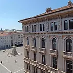 Vista Mozzafiato Su Piazza Unita Design Vista Unica Comfort E Wifi Veloce 公寓 的里雅斯特