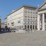 公寓 Vista Mozzafiato Su Piazza Unita Design Vista Unica Comfort E Wifi Veloce 的里雅斯特