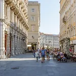 Vista Mozzafiato Su Piazza Unita Design Vista Unica Comfort E Wifi Veloce * 的里雅斯特