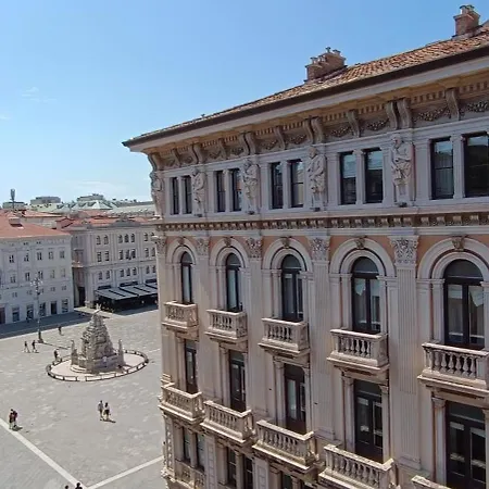 Vista Mozzafiato Su Piazza Unita Design Vista Unica Comfort E Wifi Veloce شقة ترييستي