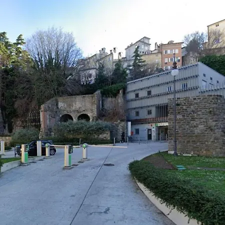 公寓 Vista Mozzafiato Su Piazza Unita Design Vista Unica Comfort E Wifi Veloce 的里雅斯特