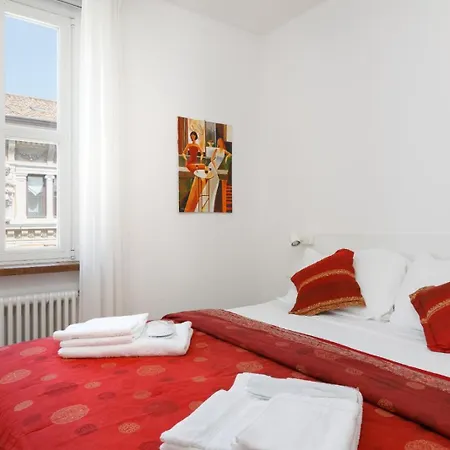 Vista Mozzafiato Su Piazza Unita Design Vista Unica Comfort E Wifi Veloce شقة