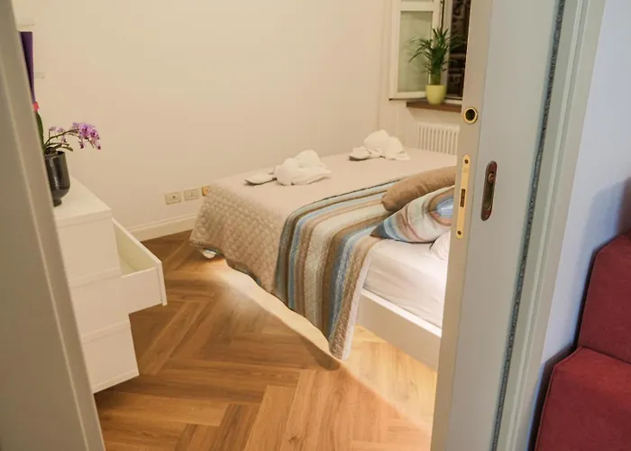 Centro Storico in Piazza Unità Moderno WiFi AC Casa Vacanze Trieste *